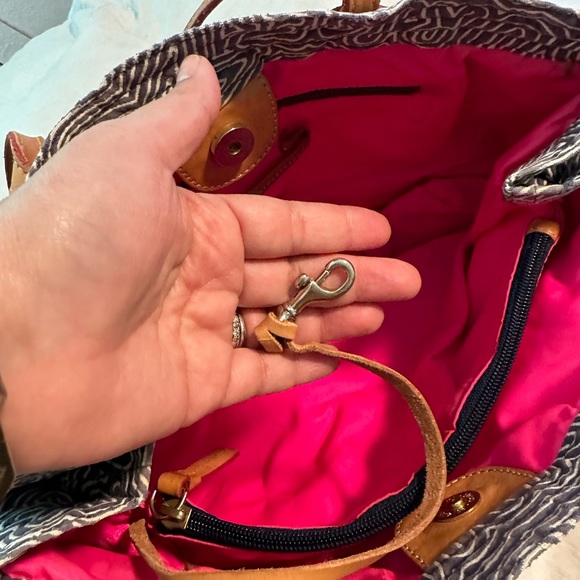 Dooney and Bourke scribble pattern tote with small bag included - Picture 12 of 15